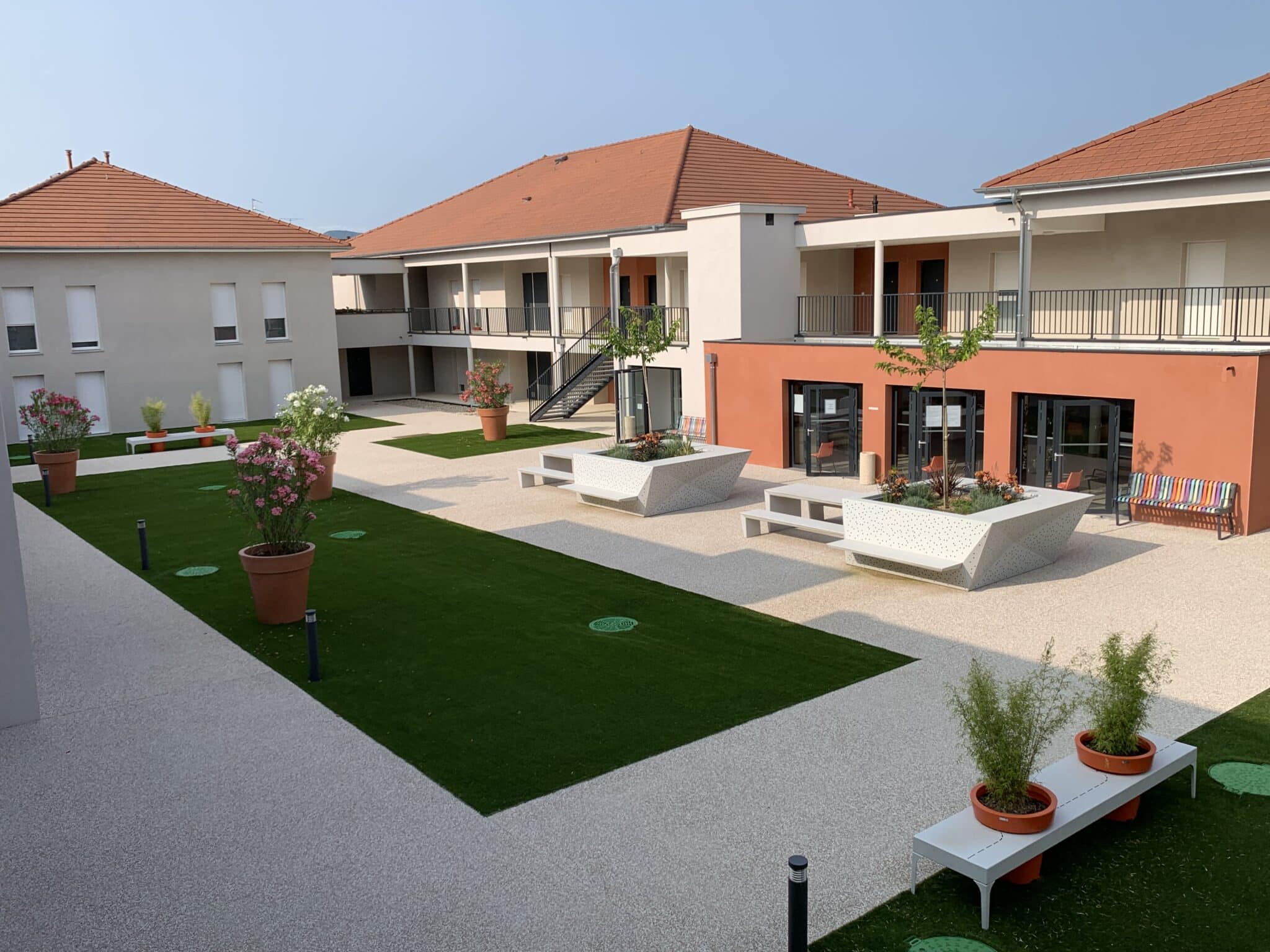 Végétalisation et mobilier pour aménager une cour