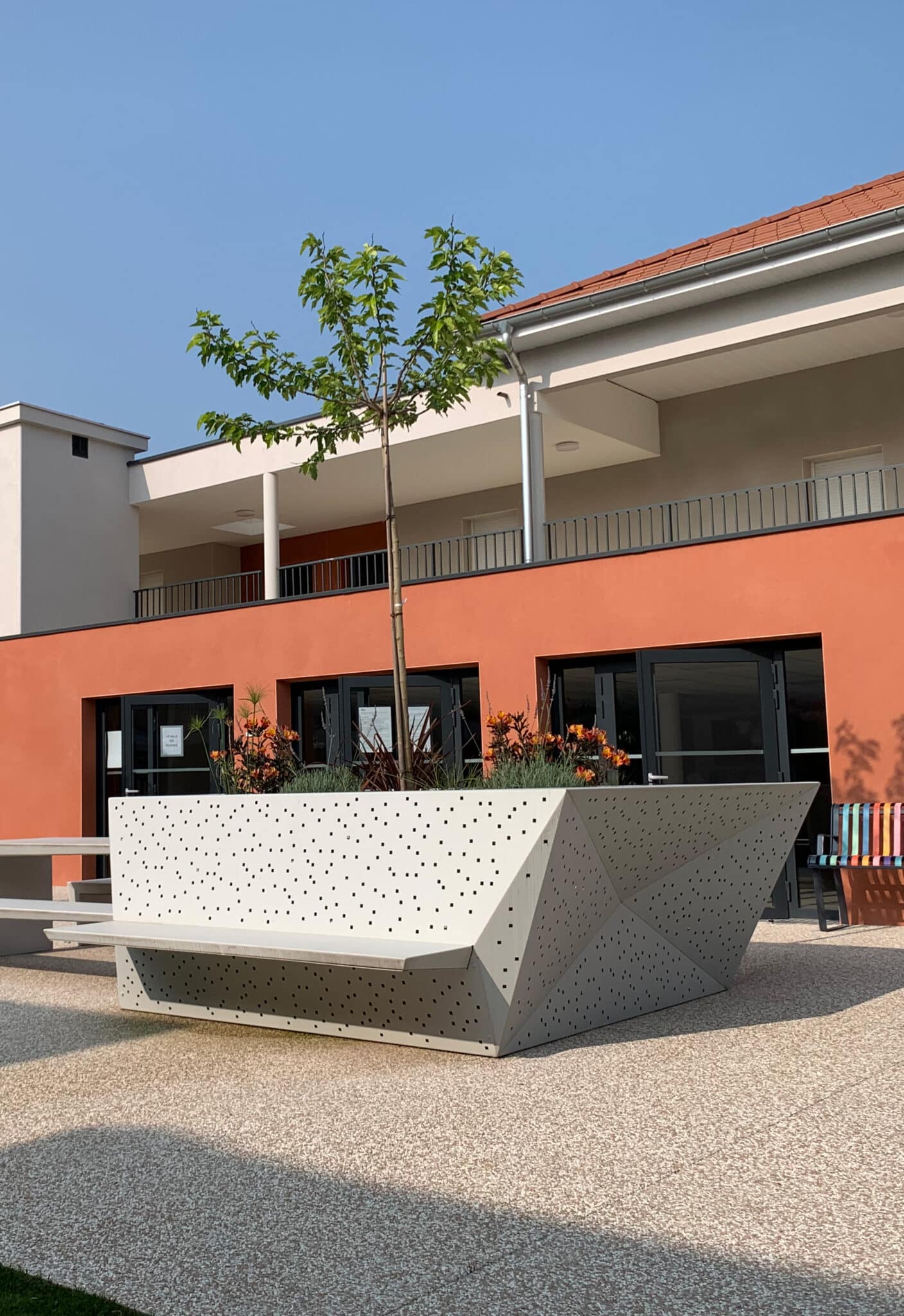 Végétalisation et mobilier pour aménager une cour