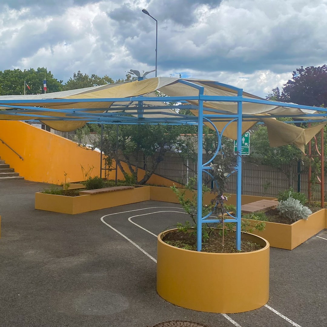 Costières en aluminium pour végétaliser une cour d’école à Tours