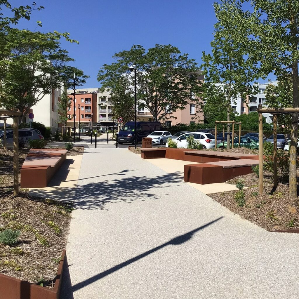 Aménagement urbain en acier corten : la nouvelle place de Paris à Elancourt