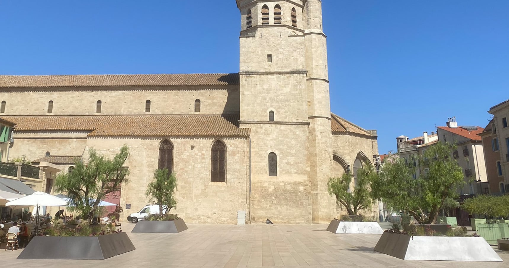 Bacs à plantes déplaçables place de la Madeleine à Béziers