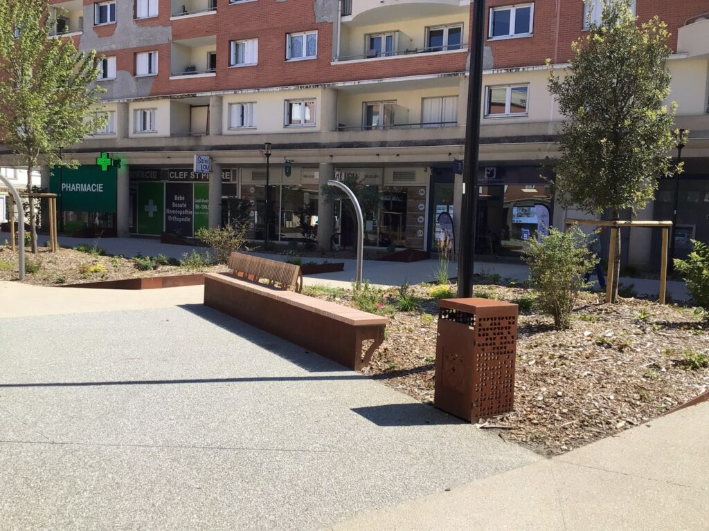 Aménagement urbain en acier corten : la nouvelle place de Paris à Elancourt