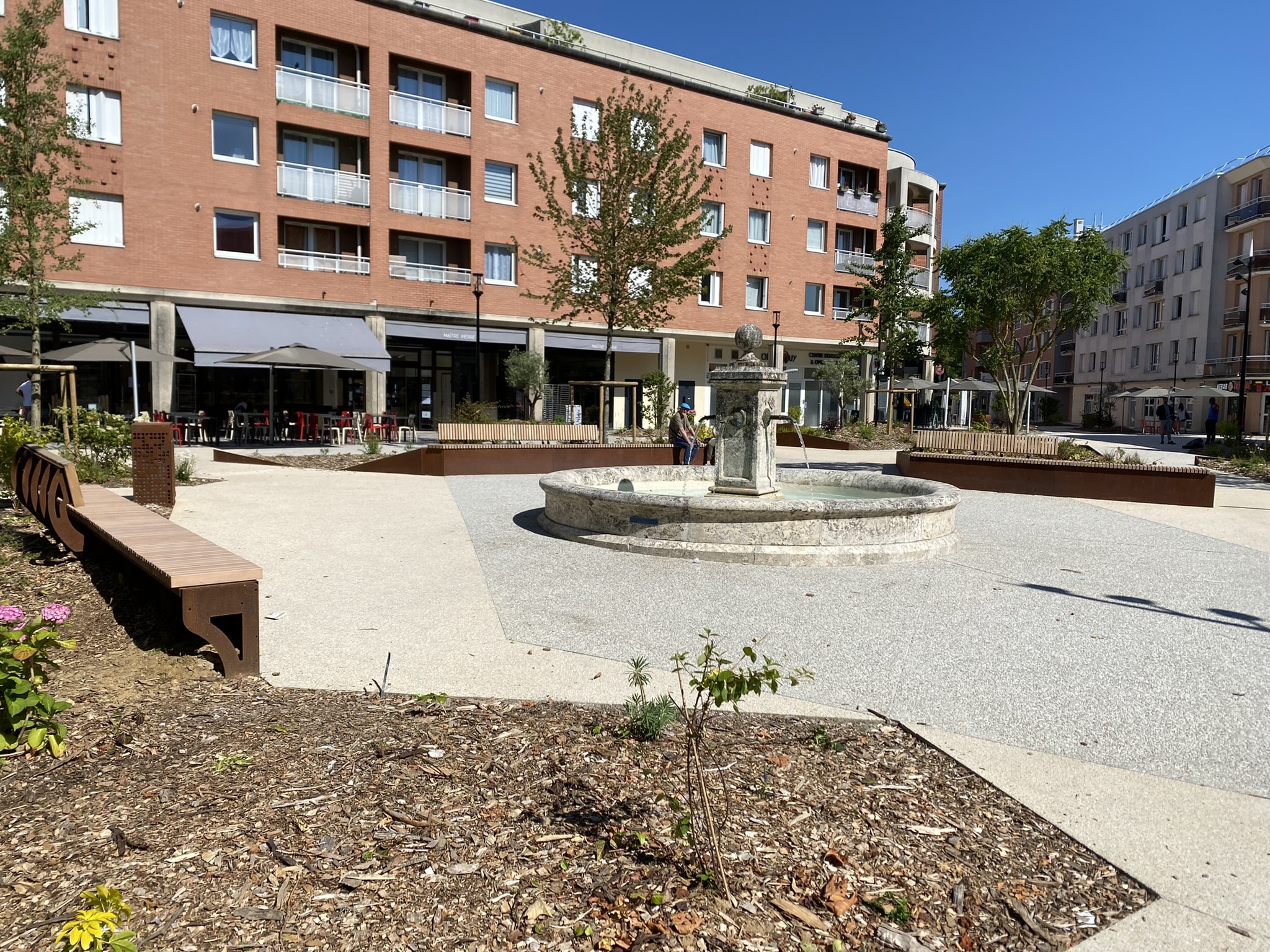 Aménagement urbain en acier corten : la nouvelle place de Paris à Elancourt