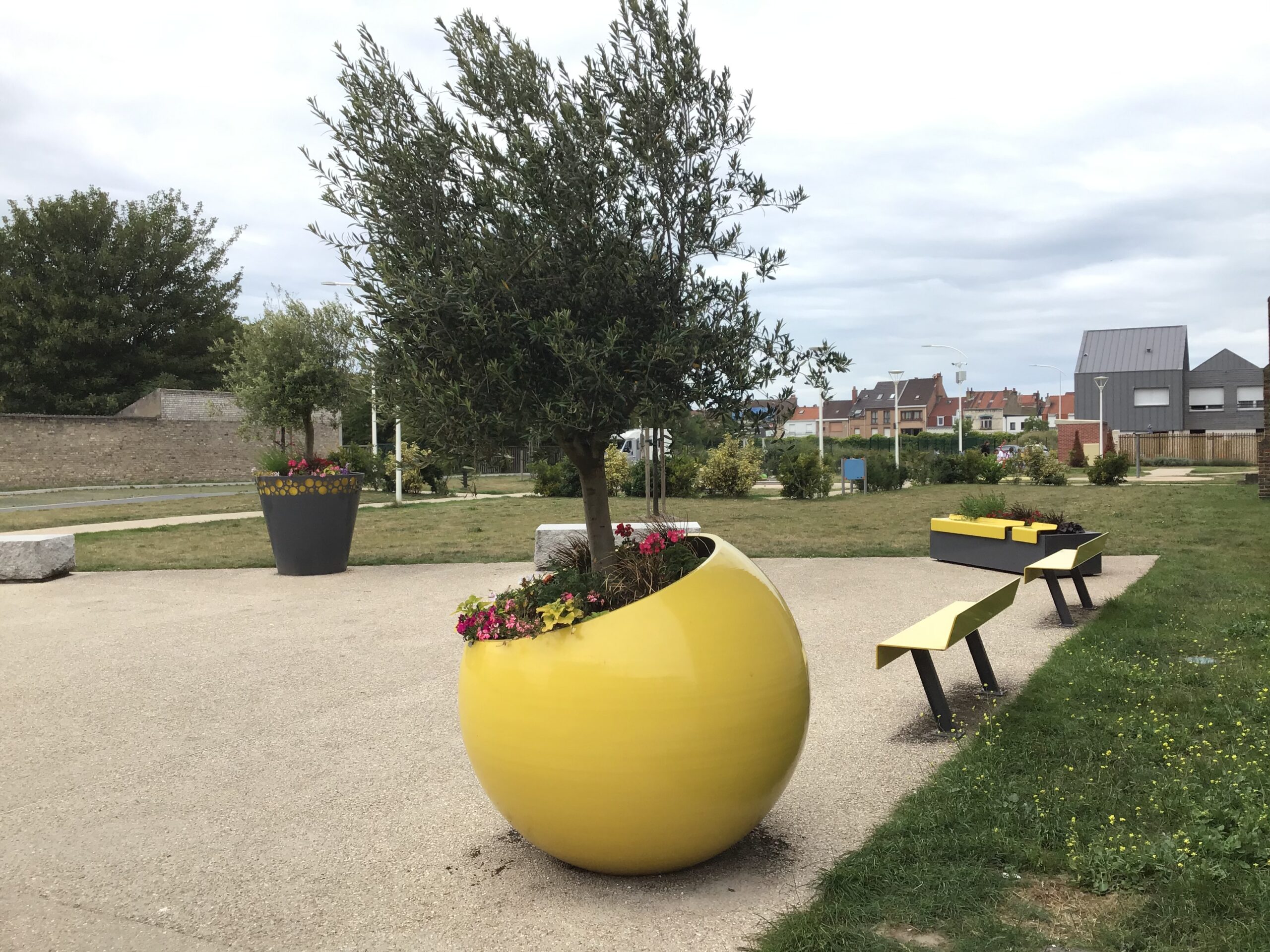 Bac à plantes boule biseautée – Square