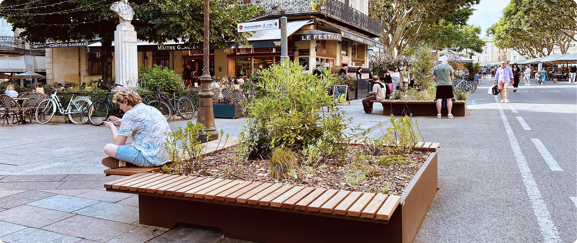 Aménagement urbain sur une place de centre ville
